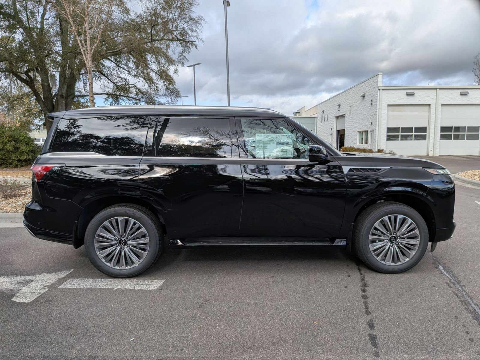 New 2026 INFINITI QX80 Luxe w/ Cargo Package image 2