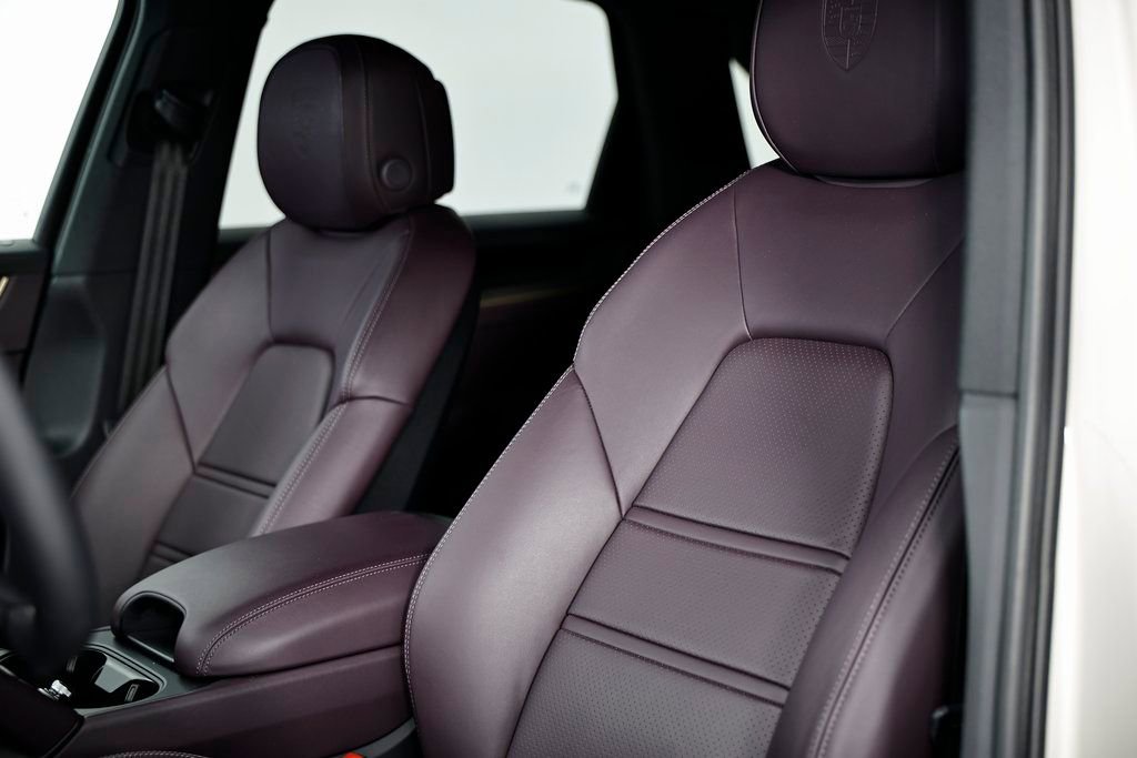 Certified 2025 Porsche Cayenne AWD/4WD image 24