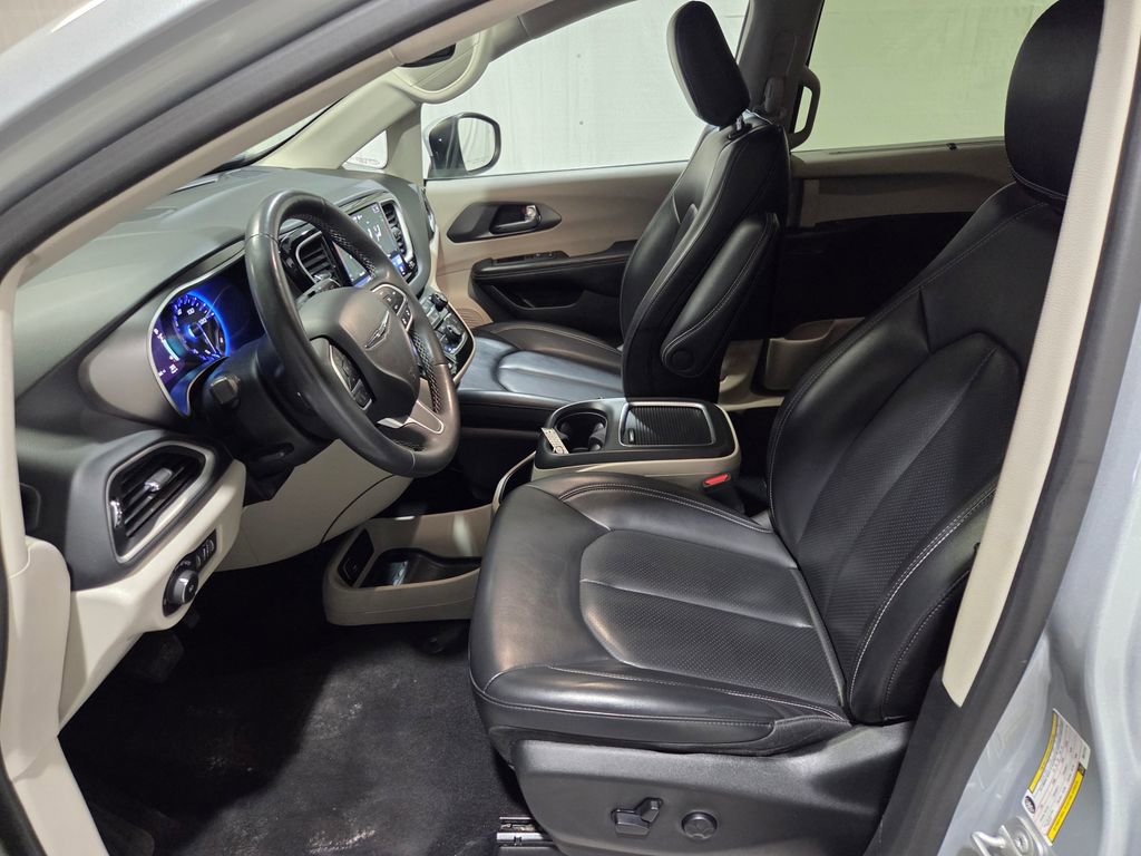 Certified 2023 Chrysler Pacifica Touring-L image 10