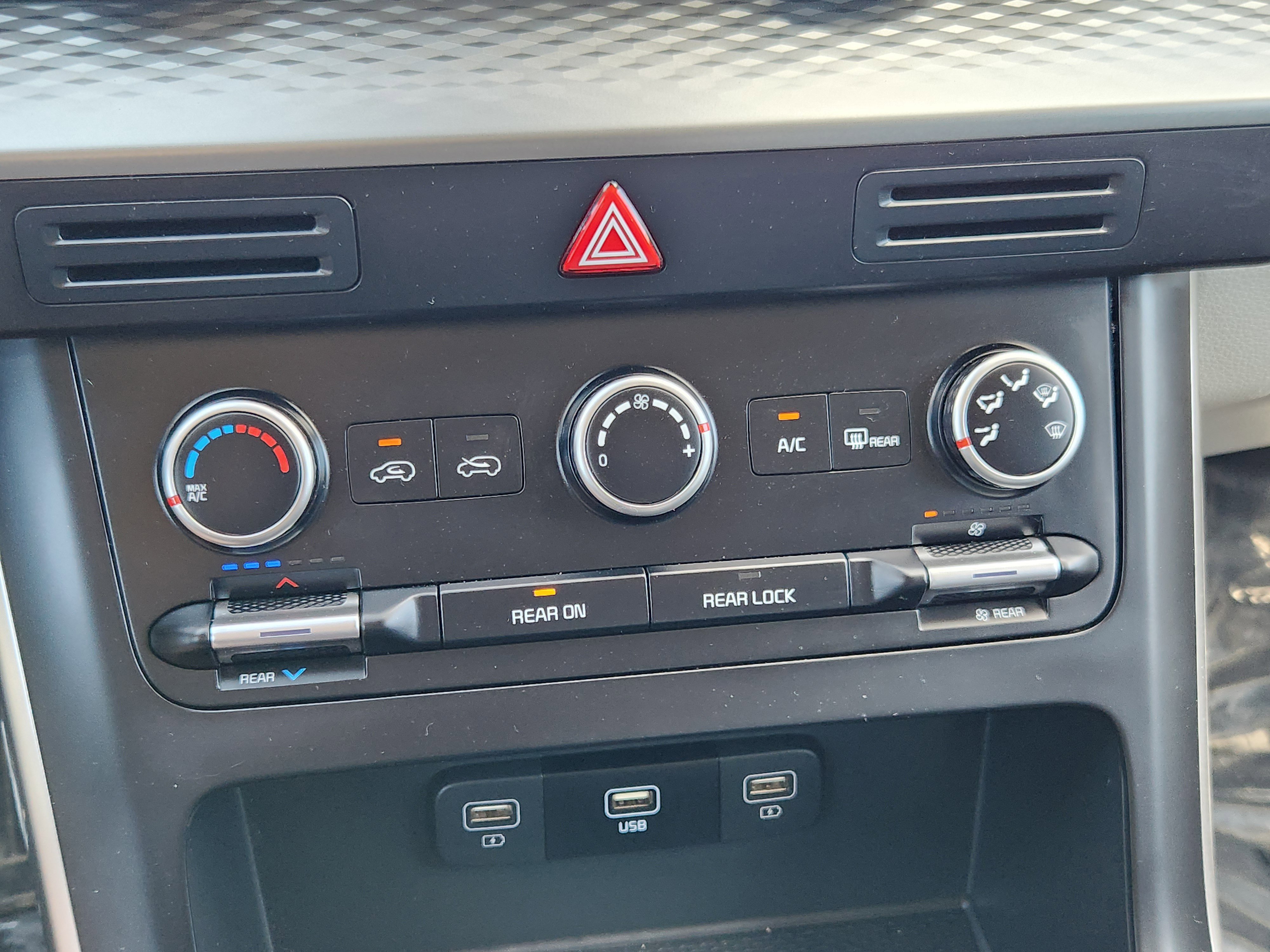 Used 2024 Kia Carnival LX image 22