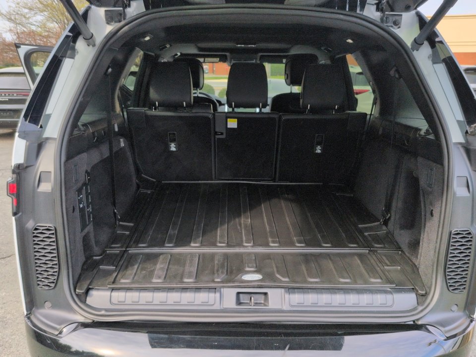 Used 2025 Land Rover Discovery Dynamic SE AWD/4WD image 14