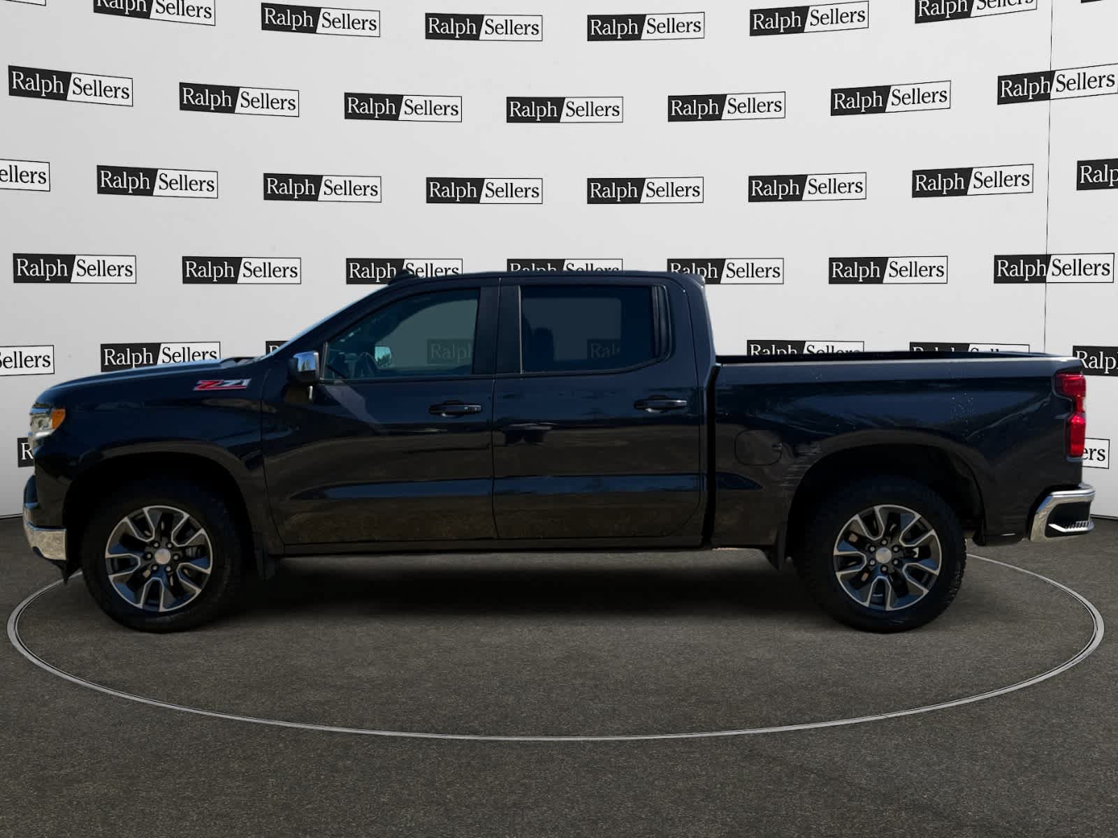 Used 2024 Chevrolet Silverado 1500 LT AWD/4WD image 3
