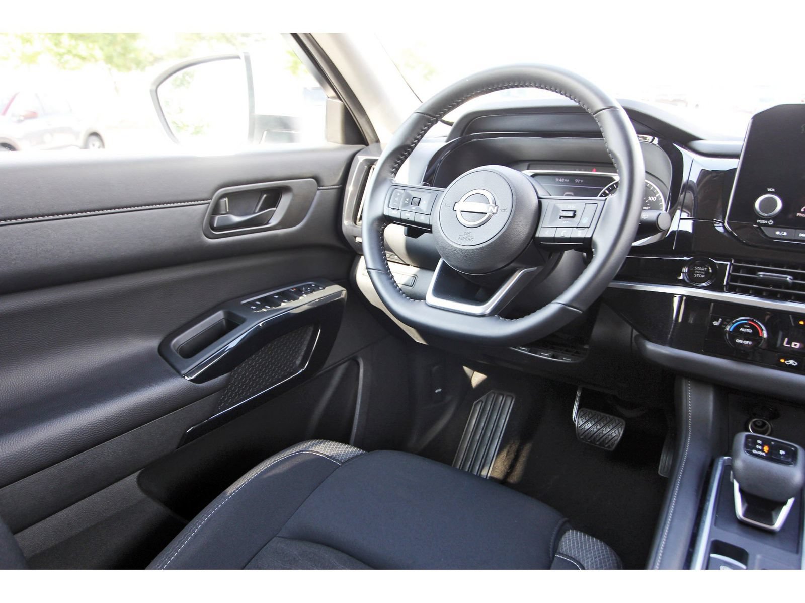 Certified 2025 Nissan Pathfinder SV FWD image 12