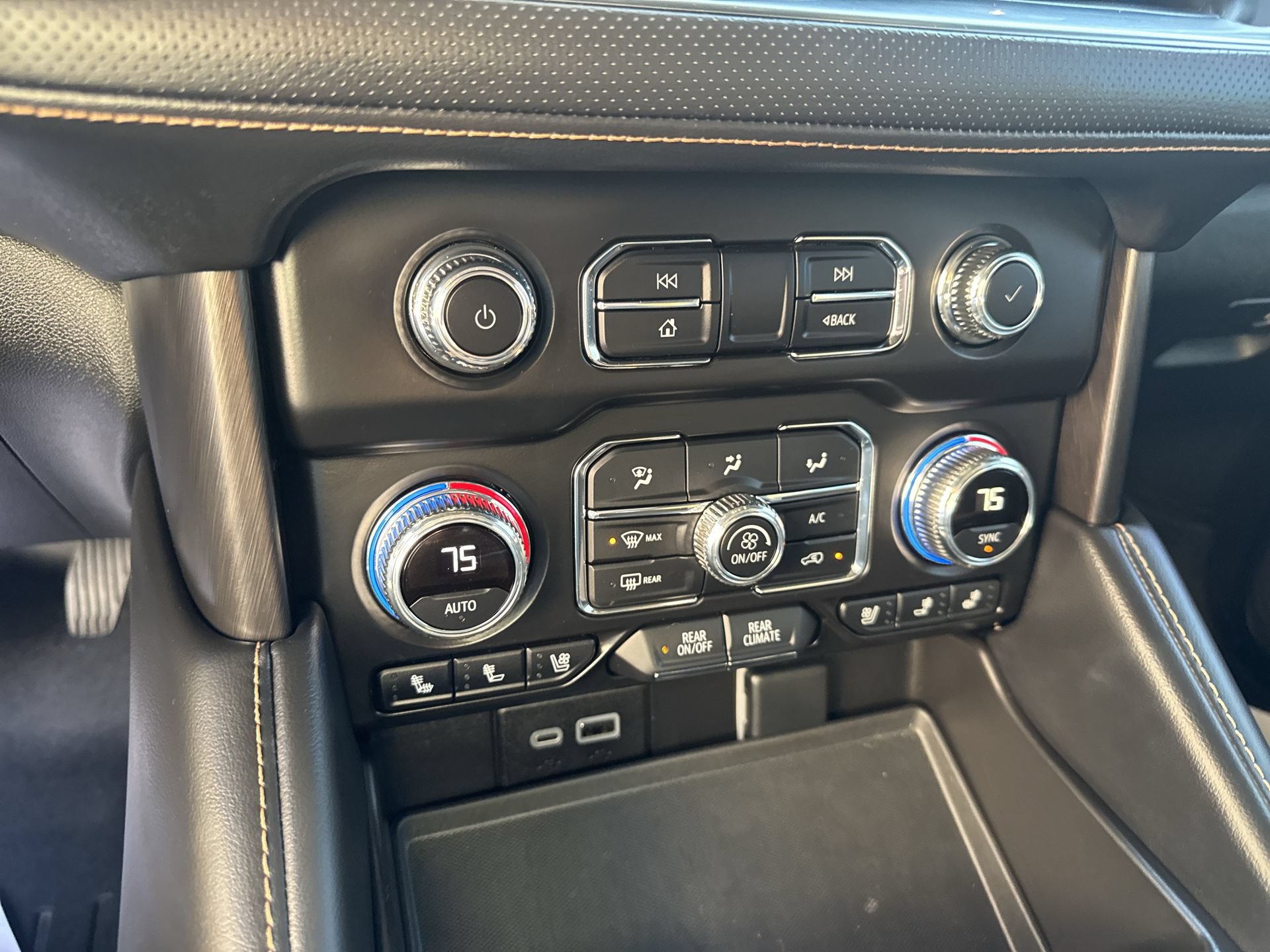 Used 2024 GMC Yukon AT4 w/ AT4 Premium Package AWD/4WD image 17