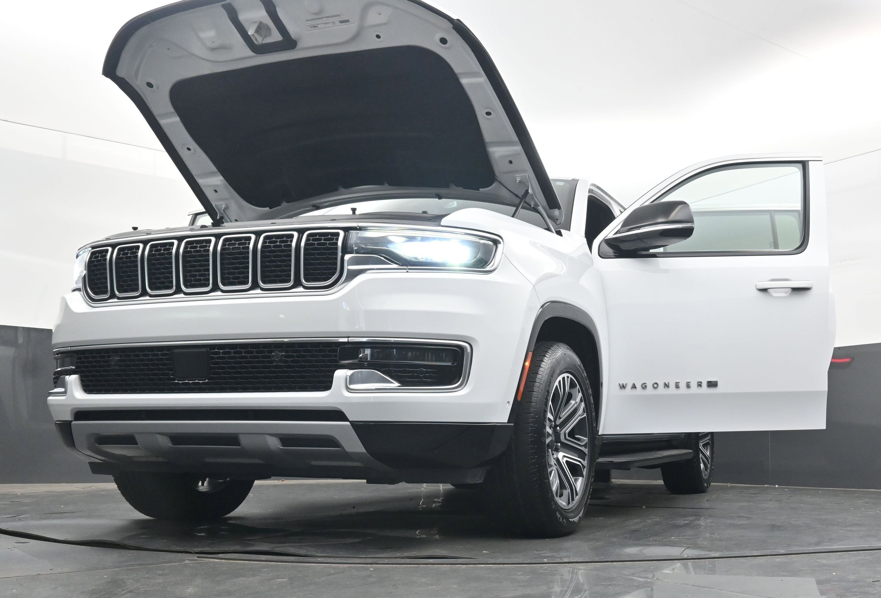 Used 2023 Jeep Wagoneer L Series II image 41