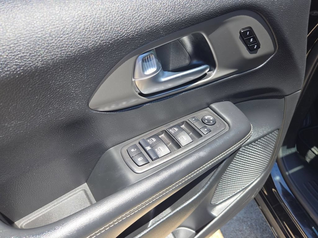 Used 2025 Chrysler Pacifica Select FWD image 13