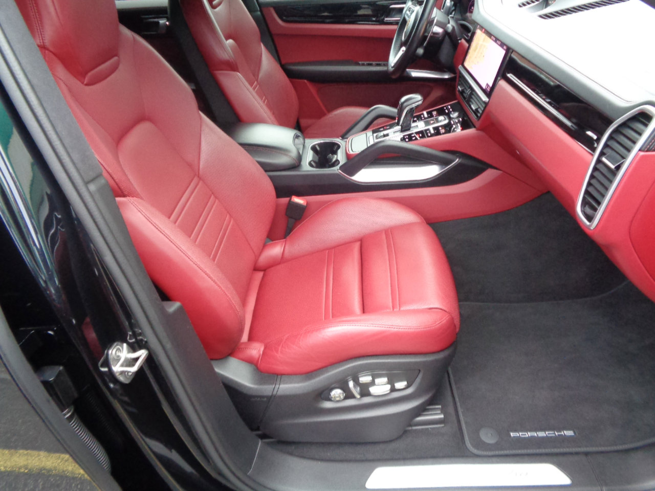 Used 2021 Porsche Cayenne Turbo w/ Performance Package (PG2) AWD/4WD image 32