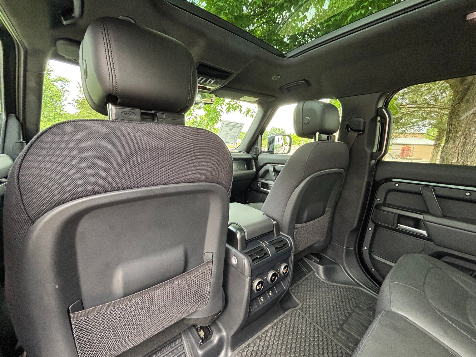 Used 2025 Land Rover Defender 110 V8 AWD/4WD image 16