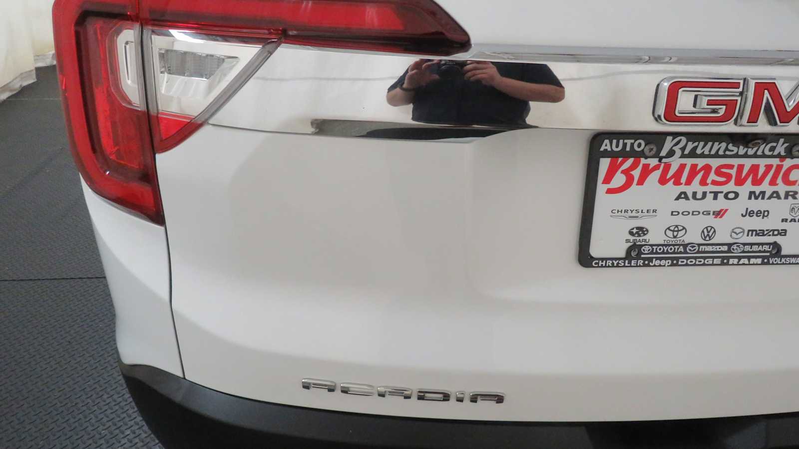 Used 2023 GMC Acadia SLE w/ Driver Convenience Package image 17