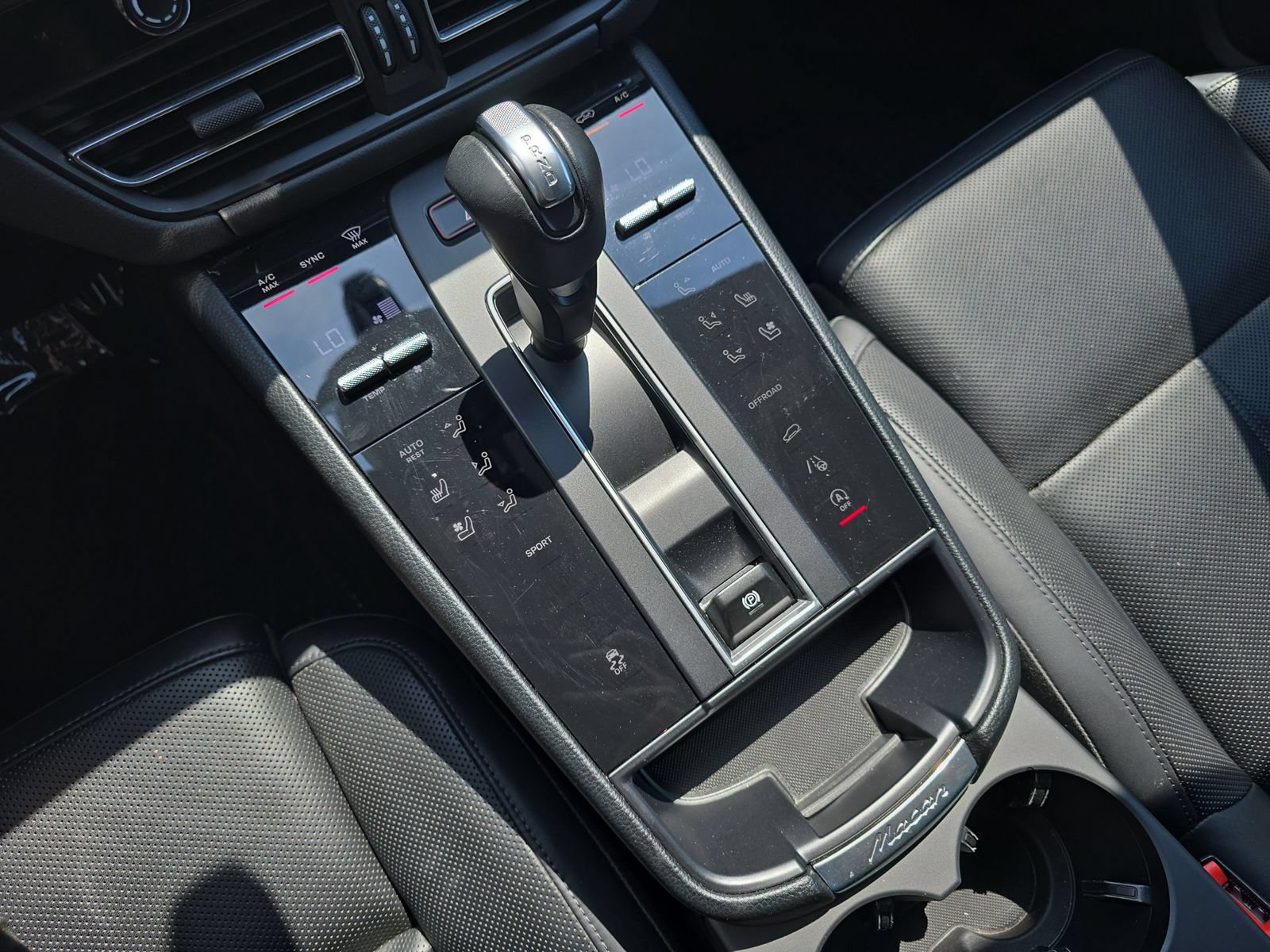 Used 2024 Porsche Macan AWD/4WD image 23