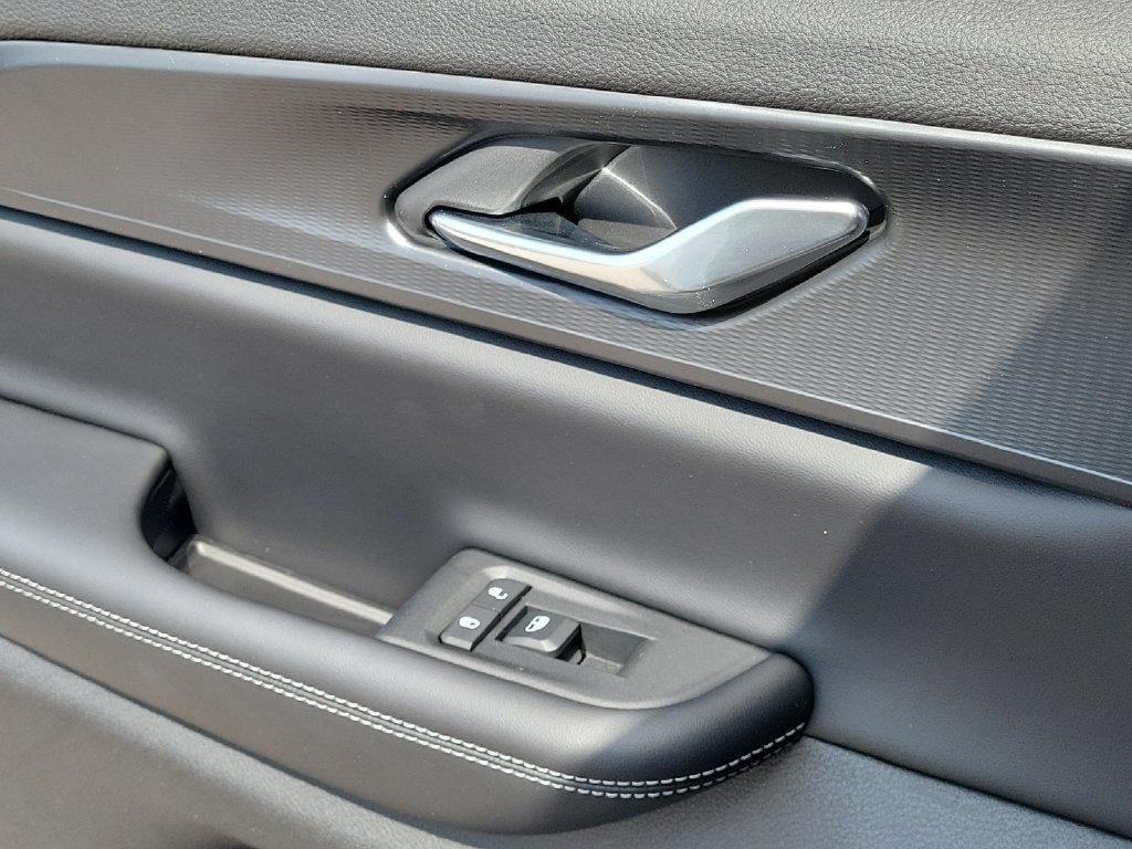 Used 2025 Jeep Grand Cherokee Laredo RWD image 18
