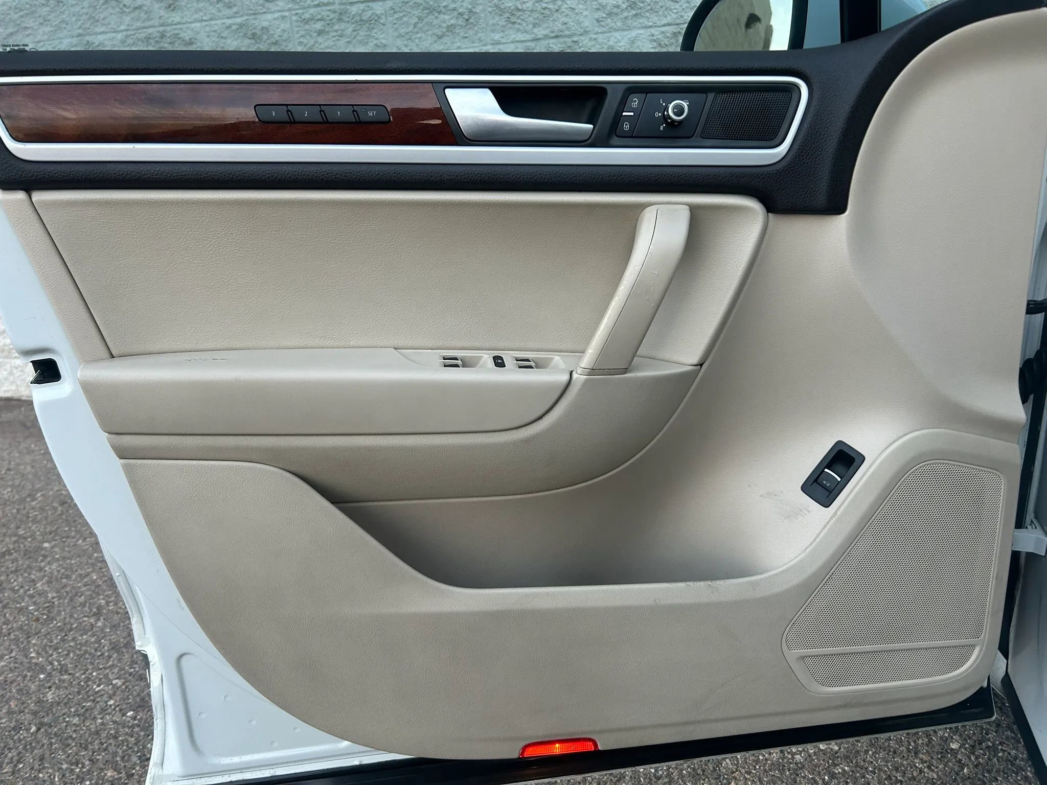 Used 2013 Volkswagen Touareg TDI image 10