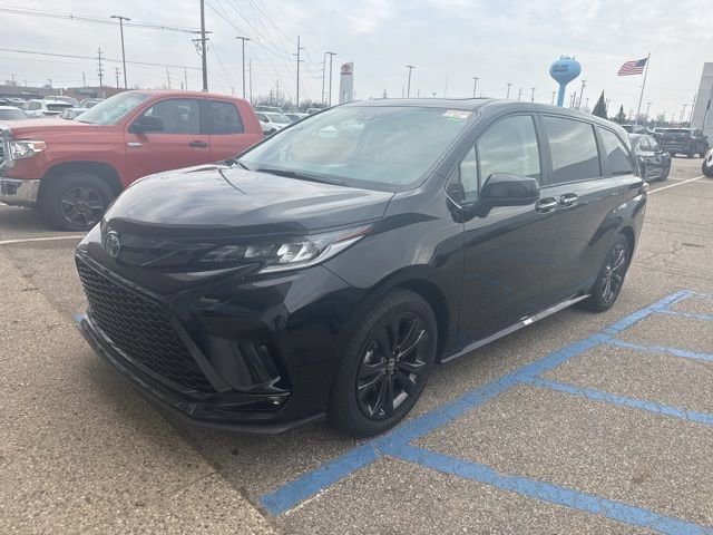 Used 2025 Toyota Sienna XSE image 9