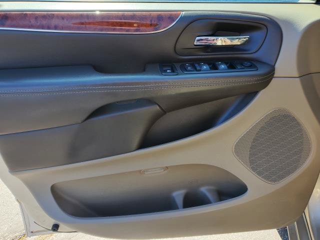Used 2014 Chrysler Town & Country Touring FWD image 18