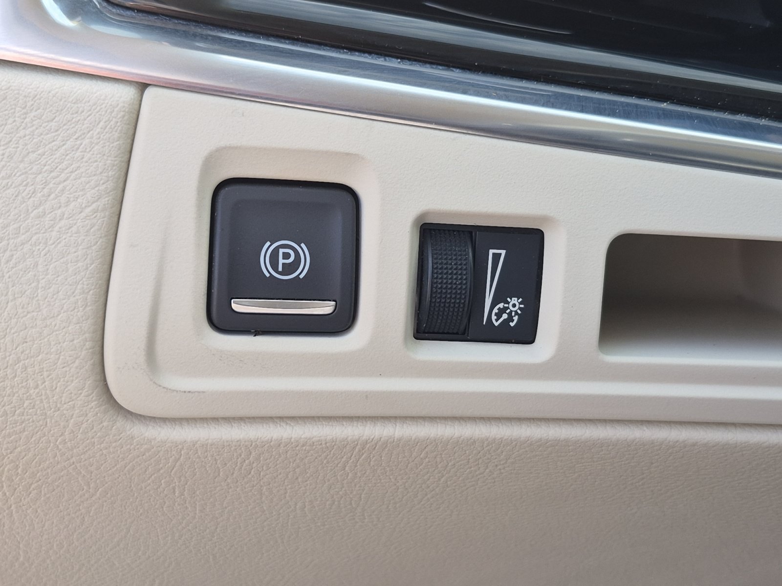 Used 2021 Cadillac XT6 Premium Luxury w/ LPO, Floor Liner Package FWD image 29