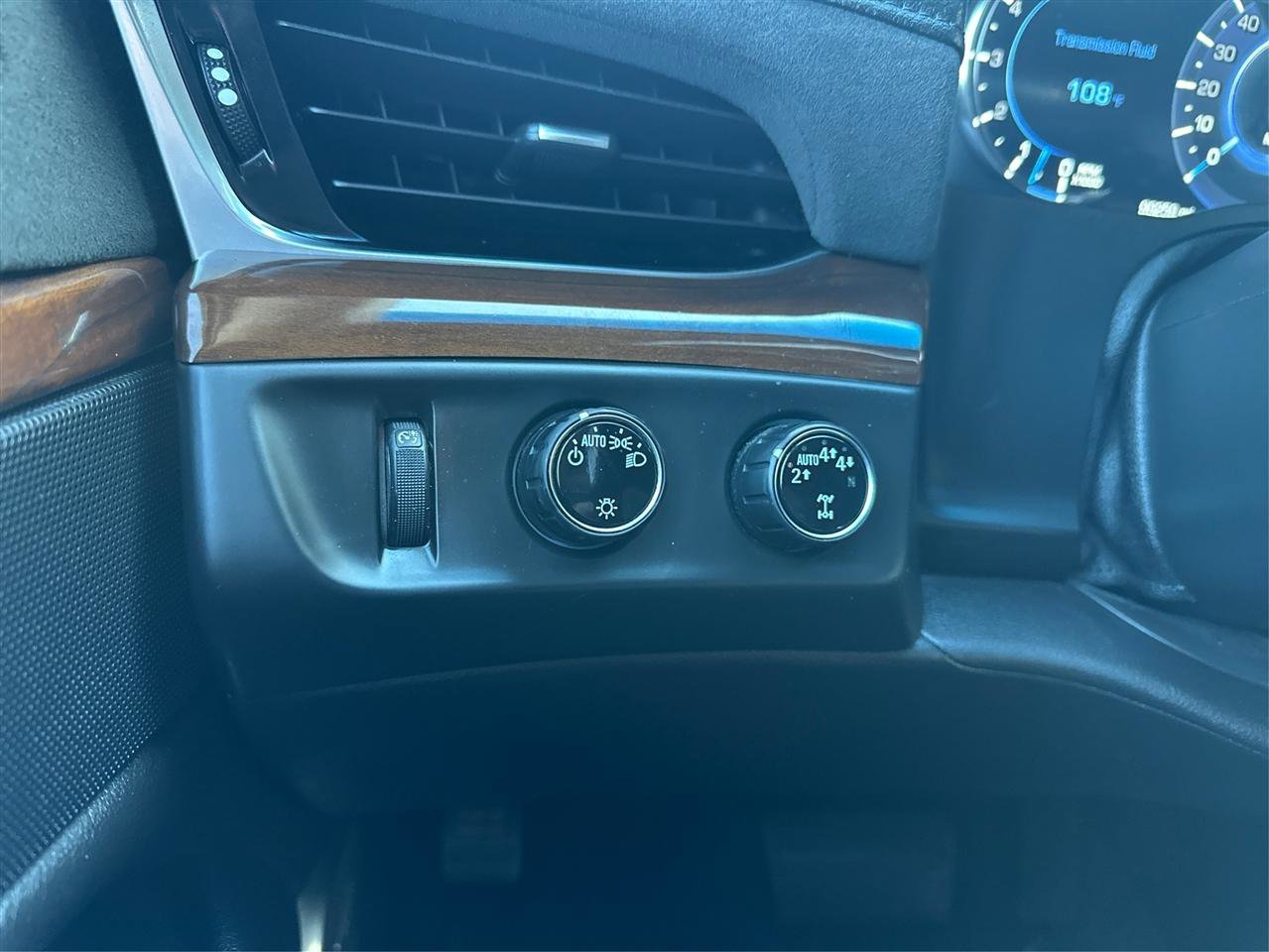 Used 2019 Cadillac Escalade Luxury w/ Escalade Sport Edition AWD/4WD image 19