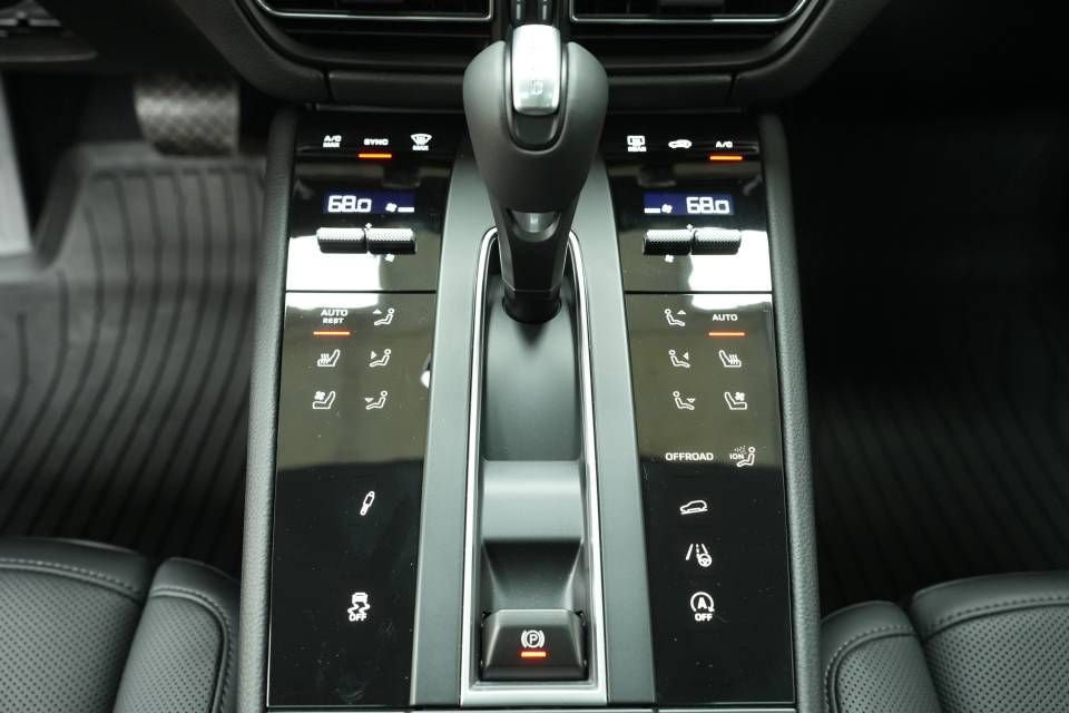 New 2026 Porsche Macan Turbo AWD/4WD image 23
