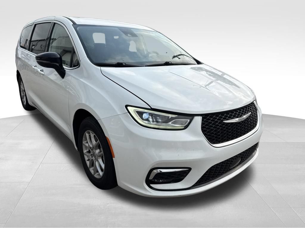 Used 2024 Chrysler Pacifica Touring-L FWD image 3
