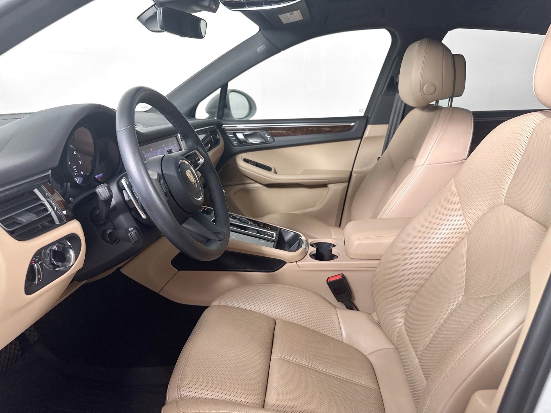 Certified 2022 Porsche Macan image 5