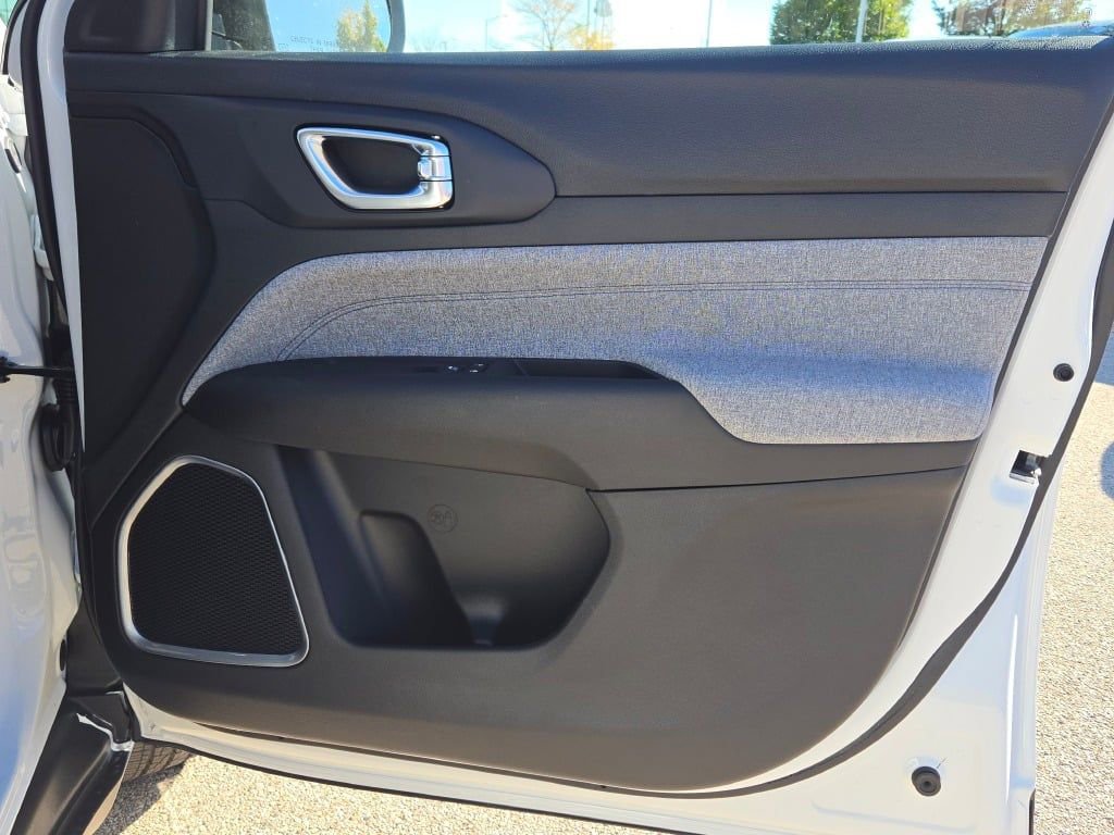 New 2026 Jeep Compass Latitude image 9