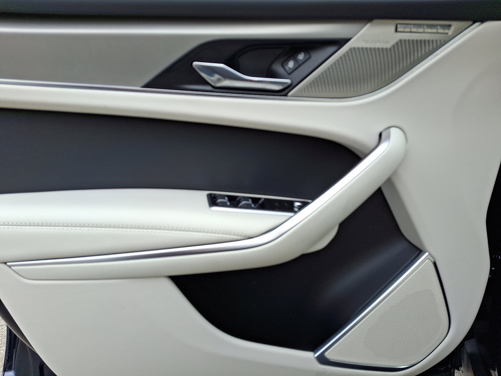 Certified 2025 Jaguar F-PACE R-Dynamic S image 13