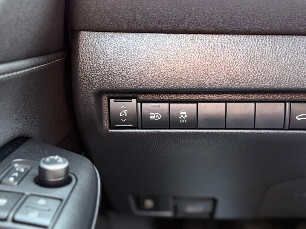 Used 2022 Toyota Venza XLE image 21