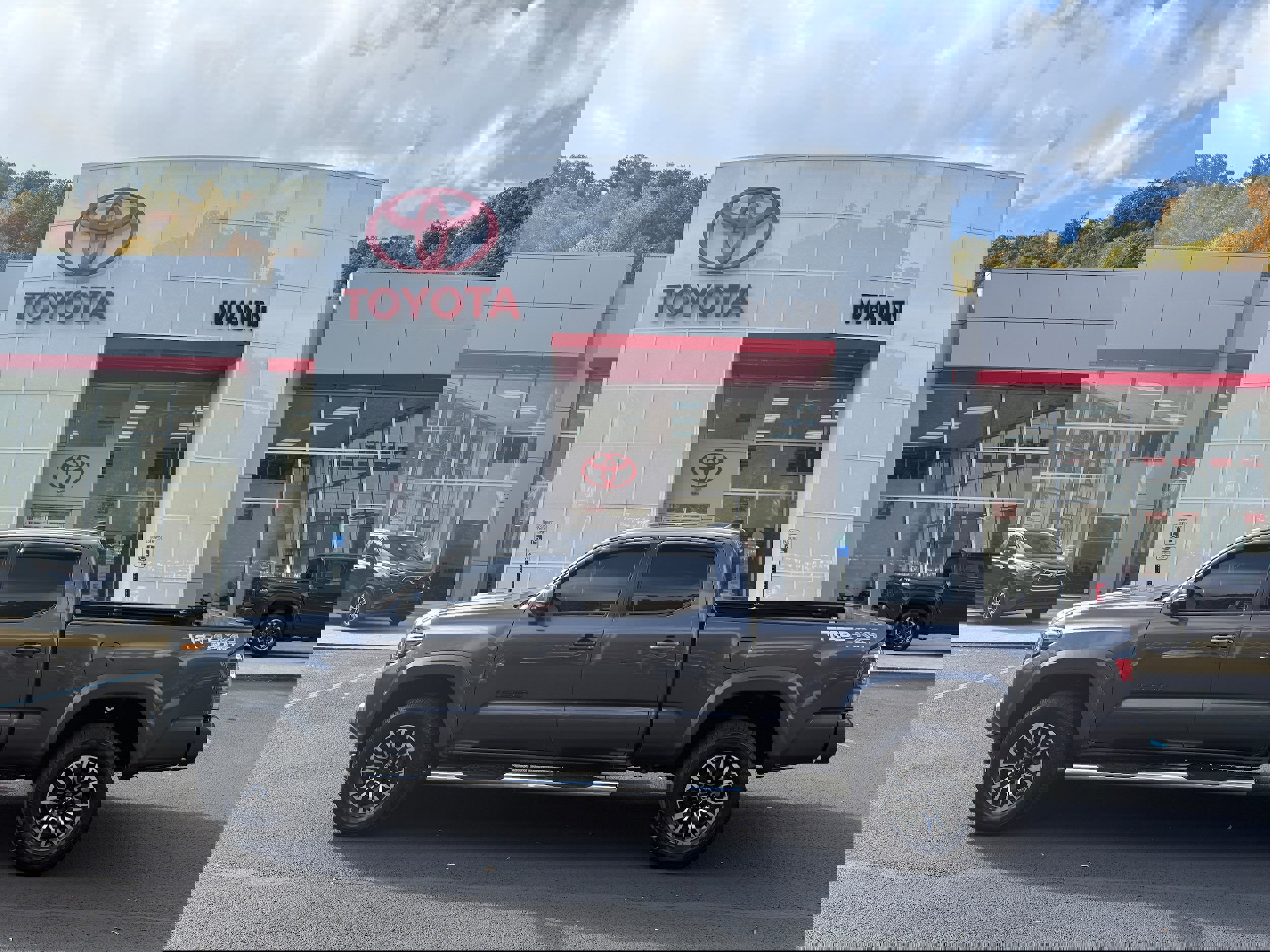 Used 2022 Toyota Tacoma TRD Sport w/ Technology Package image 1