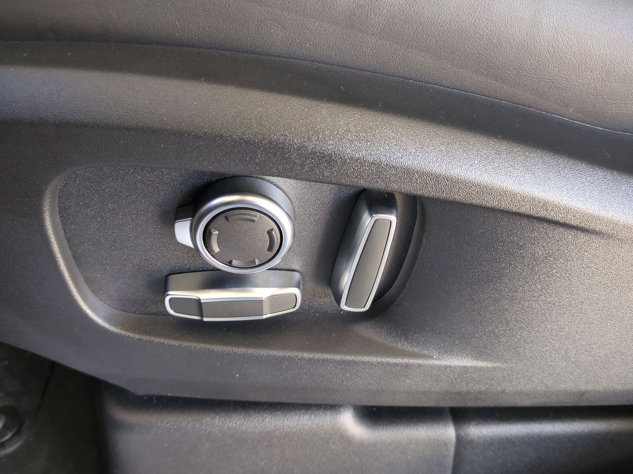 New 2025 Land Rover Defender 130 S image 21