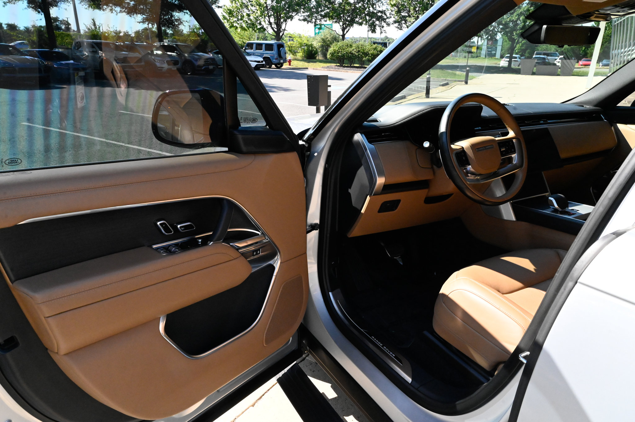 Used 2025 Land Rover Range Rover SE AWD/4WD image 15