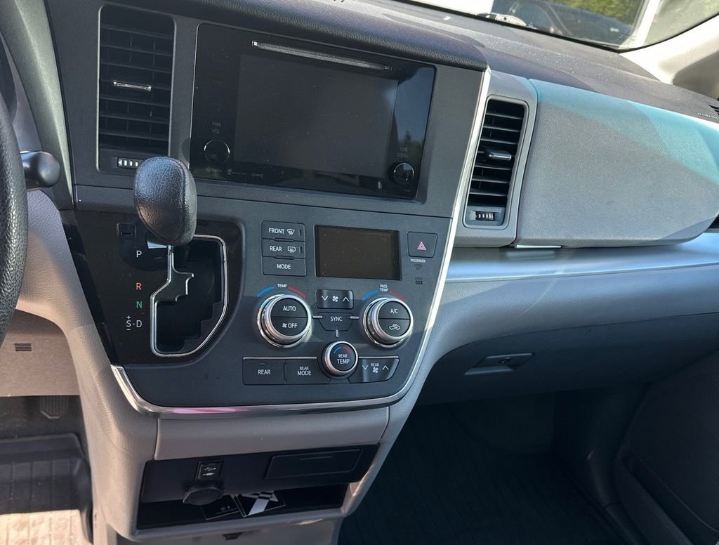 Used 2017 Toyota Sienna LE FWD image 8