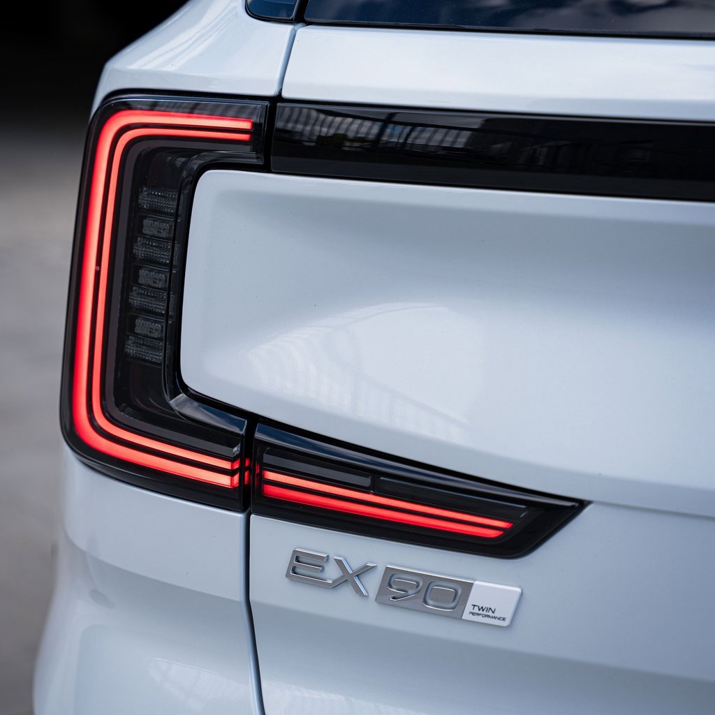 New 2025 Volvo EX90 Plus w/ Protection Package Premier image 5