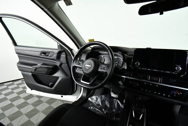 Used 2024 Nissan Pathfinder SV image 19