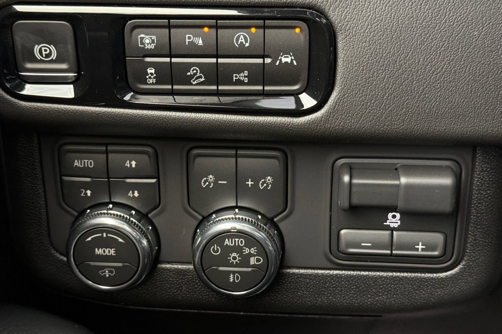 New 2026 GMC Yukon XL Denali w/ Denali Reserve Package image 31