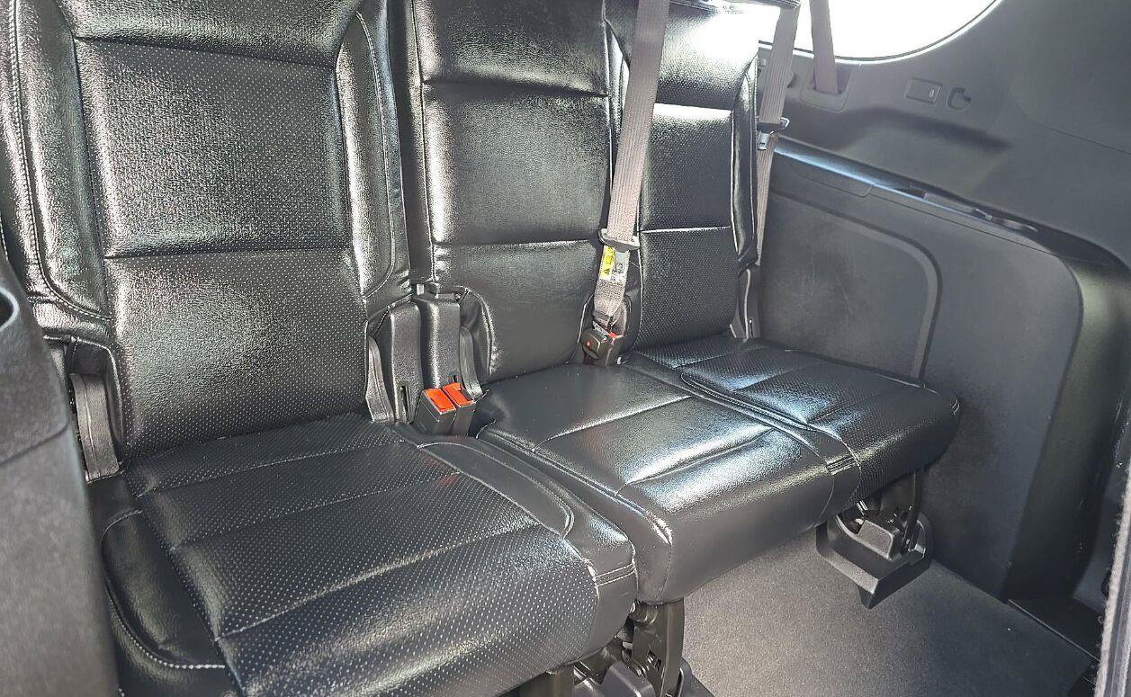 Used 2025 Chevrolet Suburban LS RWD image 7