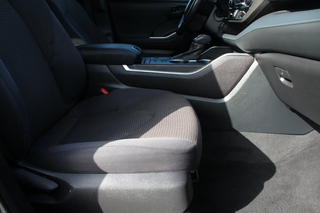 Used 2022 Toyota Highlander LE FWD image 22