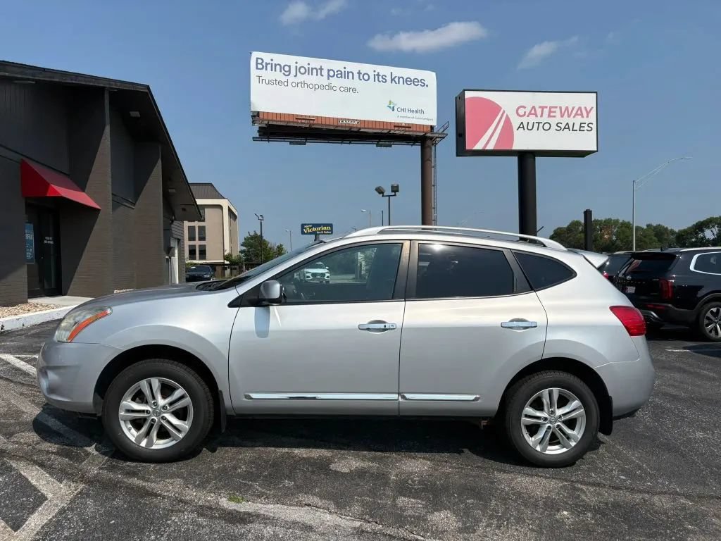 Used 2013 Nissan Rogue SV w/ Premium Pkg AWD/4WD image 2