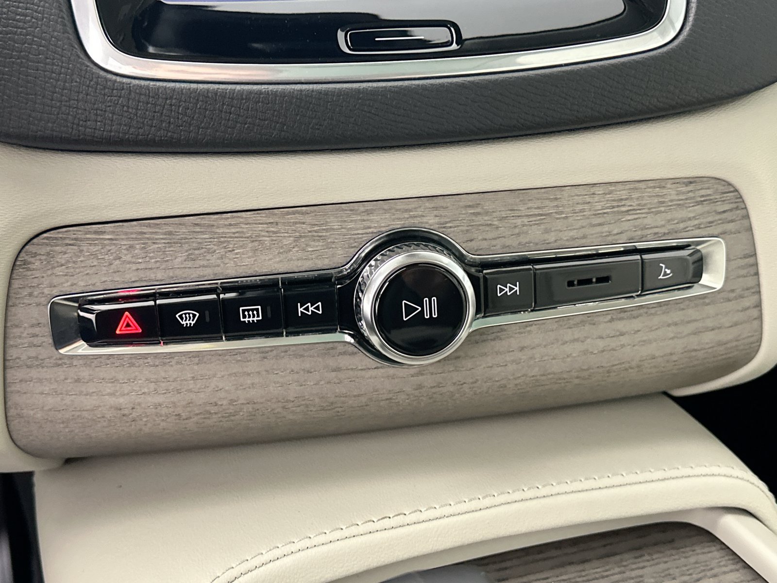 Certified 2024 Volvo XC90 B6 Plus AWD/4WD image 28