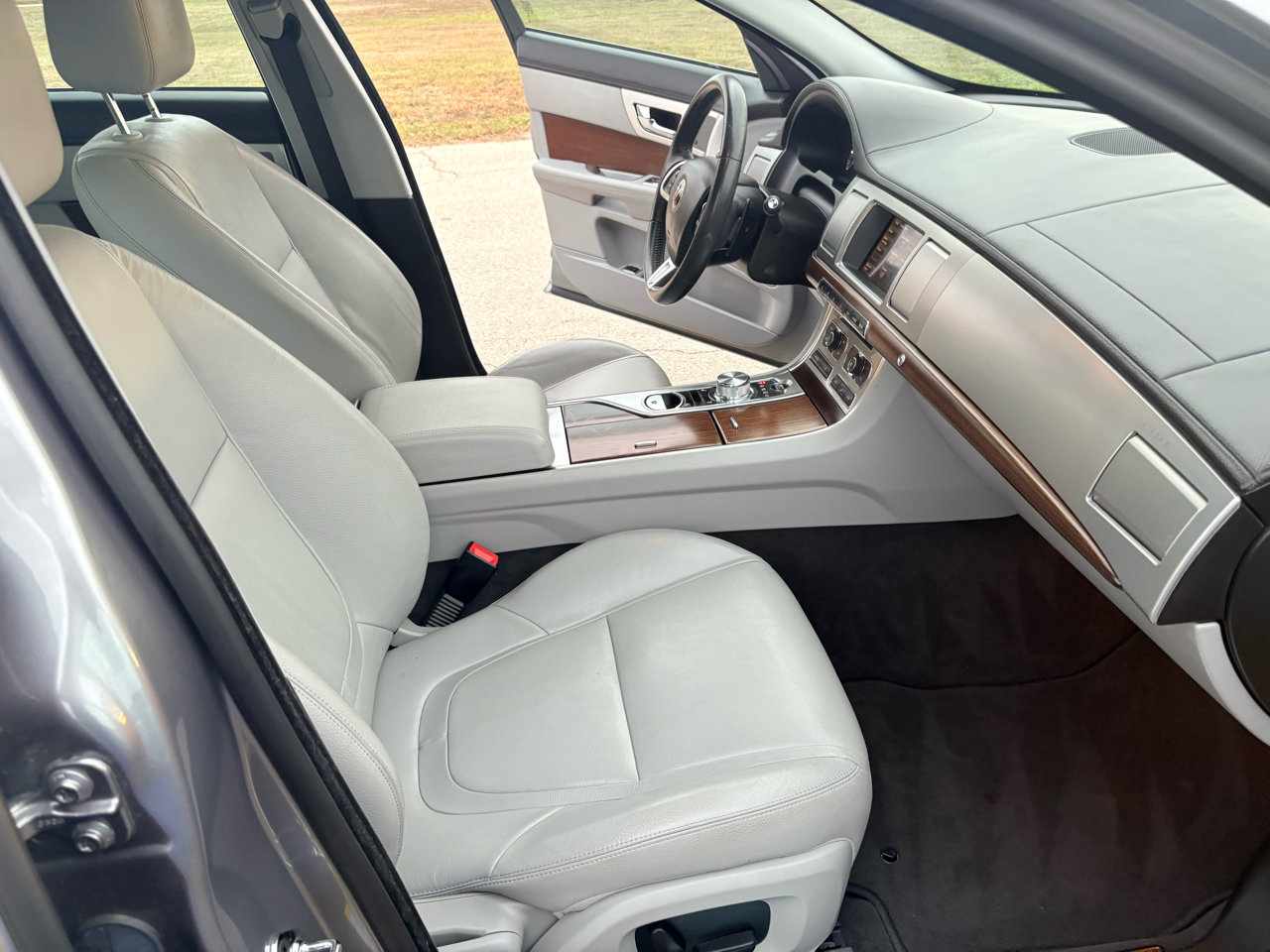 Used 2015 Jaguar XF Premium image 41