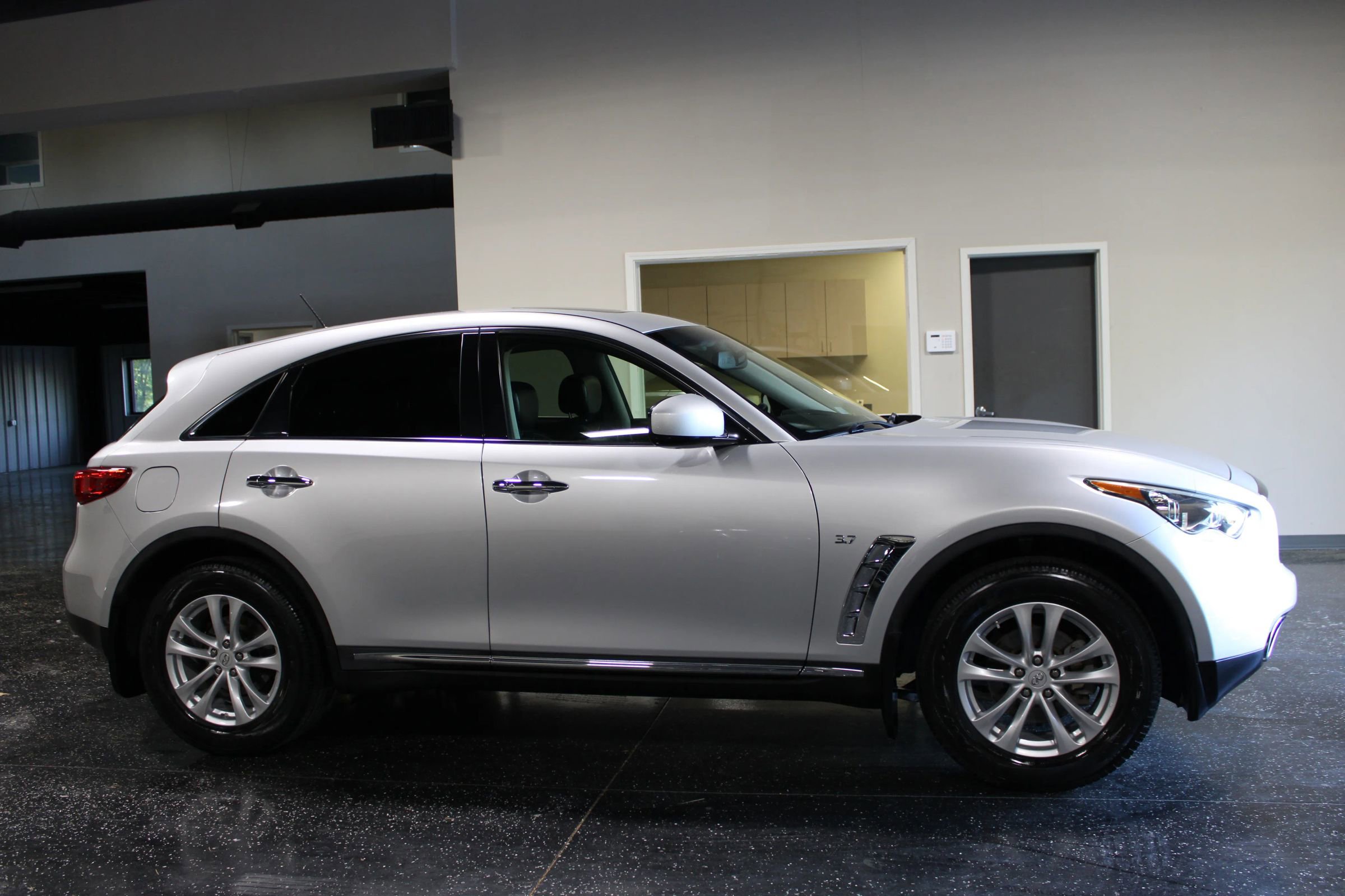 Used 2014 INFINITI QX70 3.7 image 2