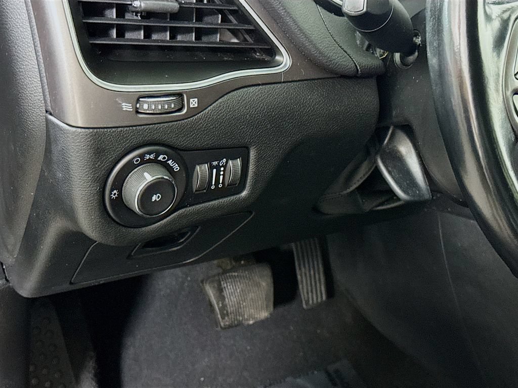 Used 2021 Jeep Cherokee Latitude Plus AWD/4WD image 19
