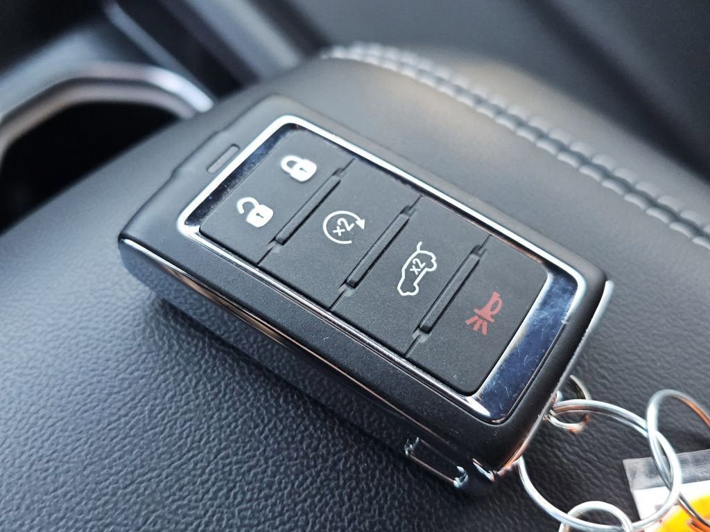 Used 2025 Jeep Grand Cherokee Limited w/ Luxury Tech Group II image 36