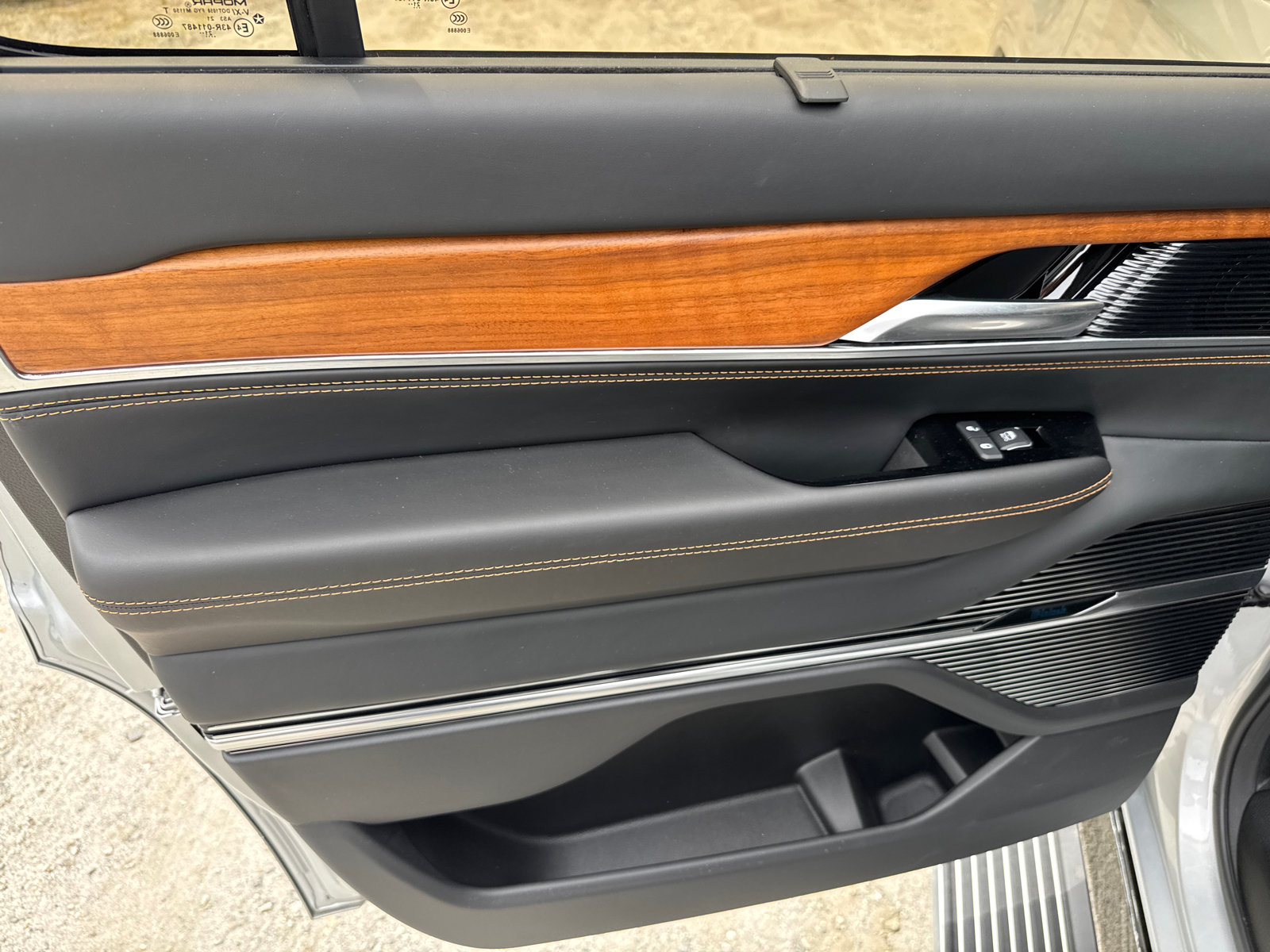 Used 2024 Jeep Grand Wagoneer Series III AWD/4WD image 24
