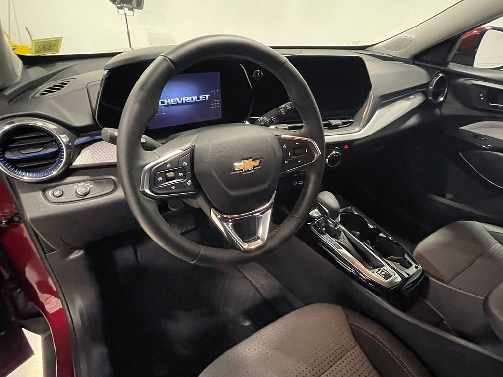 Used 2025 Chevrolet Trax LT FWD image 21