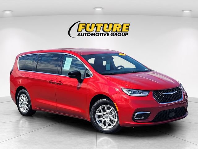 Used 2025 Chrysler Pacifica Select FWD image 1