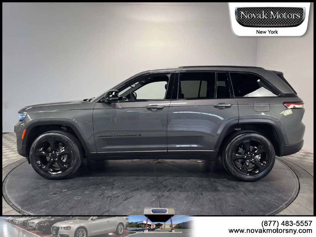 Used 2023 Jeep Grand Cherokee Altitude AWD/4WD image 5