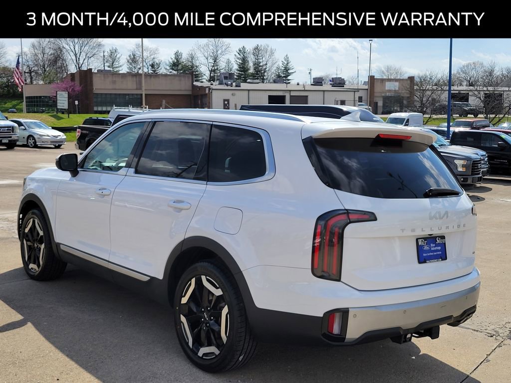 Used 2024 Kia Telluride EX w/ EX Captain's Chair Package image 3