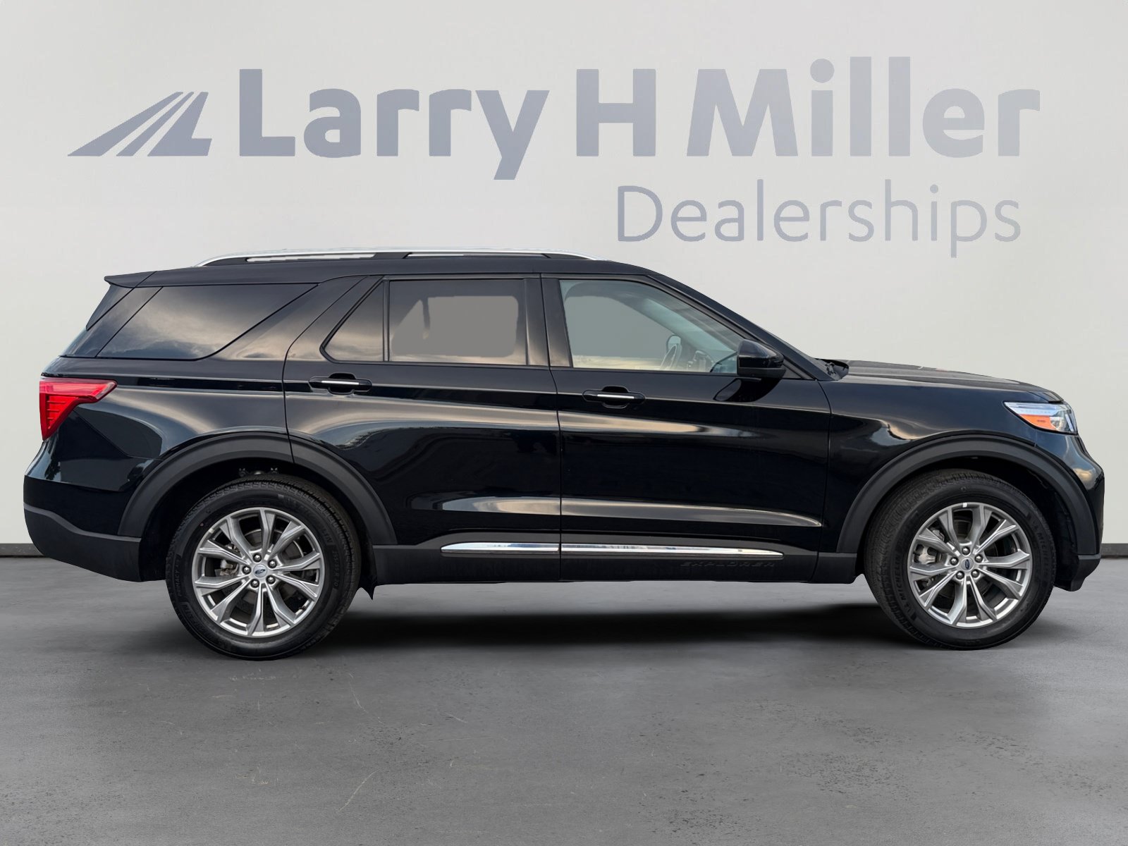 Used 2023 Ford Explorer Limited AWD/4WD image 6