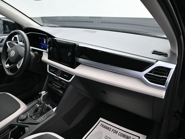 Used 2025 Volkswagen Taos SE image 9