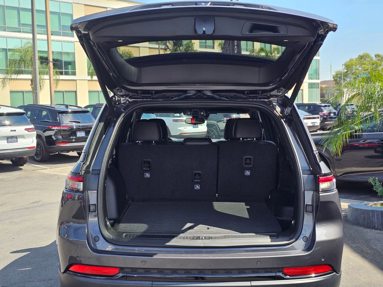 Used 2023 Jeep Grand Cherokee Altitude image 7