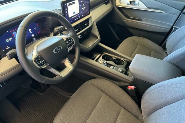 Used 2025 Ford Explorer Active RWD image 10
